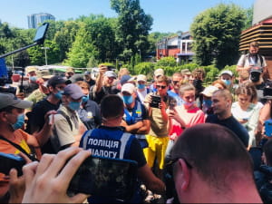 Под судом по делу Стерненко конфликт с журналистами ZIK