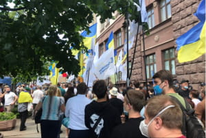 Колона учасників акції йде до Печерського суду