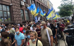 Колона учасників акції йде до Печерського суду