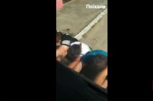 Підлітки штовхають автобус