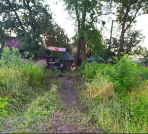 Львів'янин протаранив опору, дерево і паркан