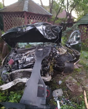 Львів'янин протаранив опору, дерево і паркан