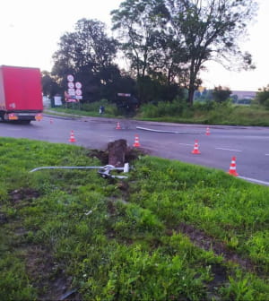 Львів'янин протаранив опору, дерево і паркан