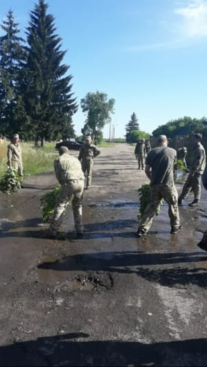 Військові "ремонтують" дорогу
