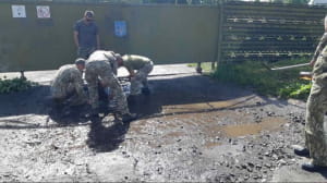 Військові "ремонтують" дорогу