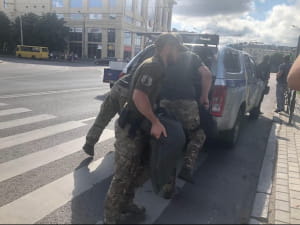 В Луцке неизвестный захватил автобус с заложниками