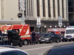 Біля бізнес-центру "Леонардо"