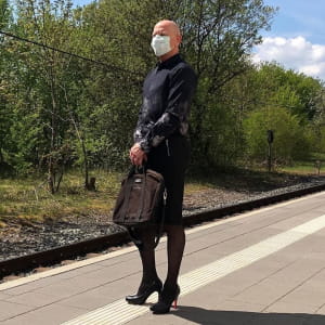 Мужчина в юбке на каблуках