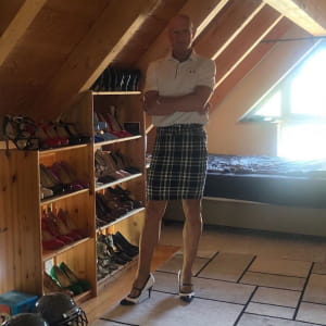 Мужчина в юбке на каблуках
