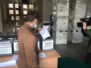 Мешканці зруйнованого будинку на Позняках прийшли до КМДА
