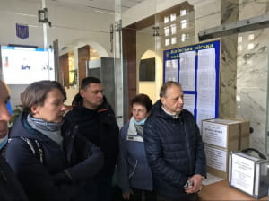 Мешканці зруйнованого будинку на Позняках прийшли до КМДА