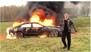 Российский блогер сжег свой Мерседес