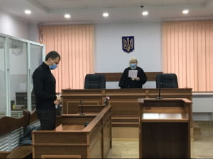 Судья Щебуняева зачитывает оправдательный приговор судье Кицюку