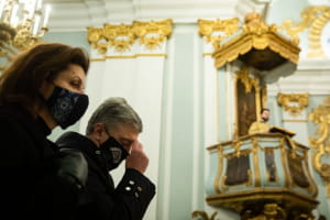 Подружжя Порошенків взяло участь в урочистій літургії Патріарха Еммануїла в Андріївській церкві