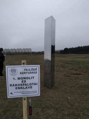 Таємничий моноліт і людина-мем