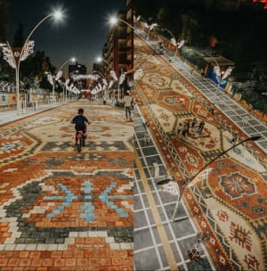Настоящий ковер из плиток на дороге