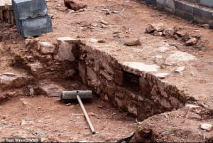 Чарльз Поул и дворец под его домом