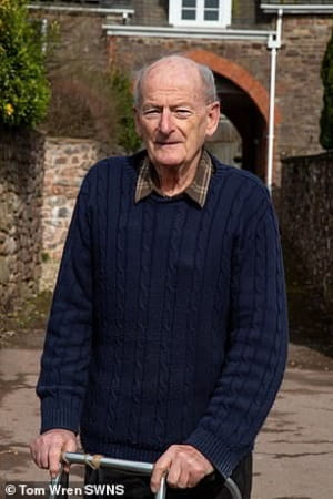 Чарльз Поул и дворец под его домом