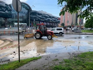 Прорыв трубы возле Ocean Plaza