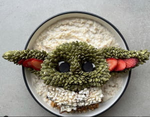 Кухар сворює страви у вигляді персонажів з мультфільмів