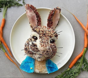 Кухар сворює страви у вигляді персонажів з мультфільмів