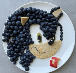 Кухар сворює страви у вигляді персонажів з мультфільмів