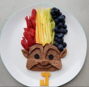 Кухар сворює страви у вигляді персонажів з мультфільмів