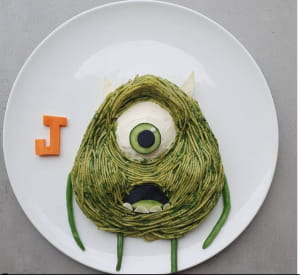 Кухар сворює страви у вигляді персонажів з мультфільмів