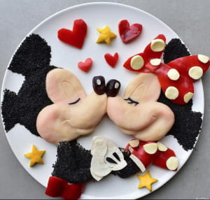 Кухар сворює страви у вигляді персонажів з мультфільмів