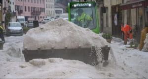 У Франції курортне місто засипало градом