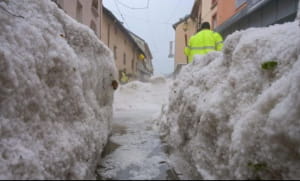 У Франції курортне місто засипало градом