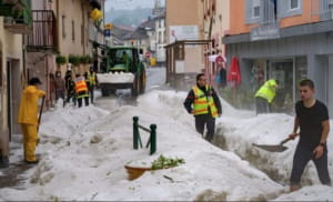 У Франції курортне місто засипало градом