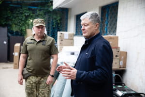 Порошенко привіз обладнання армійцям