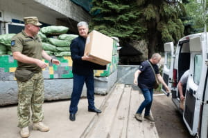 Порошенко привіз обладнання армійцям
