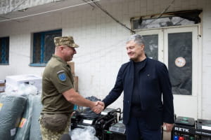 Порошенко привіз обладнання армійцям