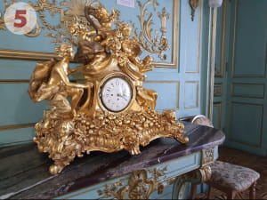 Годинник у блакитній залі в палаці Потоцьких
