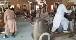 Таліби в тренажерному залі в захопленому президентському палаці
