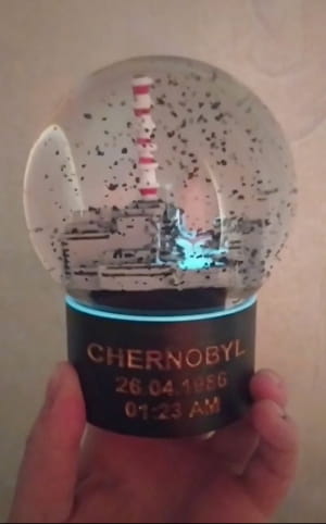 Кулька з Чорнобилем. Замість сніжку - чорний попіл