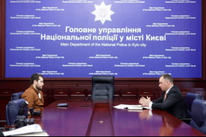 Журналіст Олег Черниш і начальник столичної поліції
