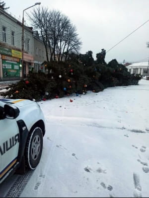 В Лебедине на Сумщине упала новогодняя елка