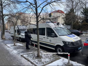 До Офісу президента автобусами стягують силовиків
