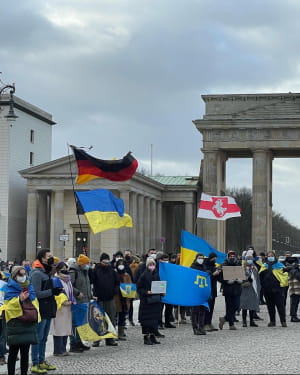 В Берлине украинская община пикетировала посольство РФ