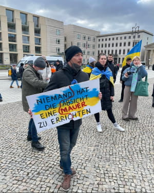 В Берлине украинская община пикетировала посольство РФ