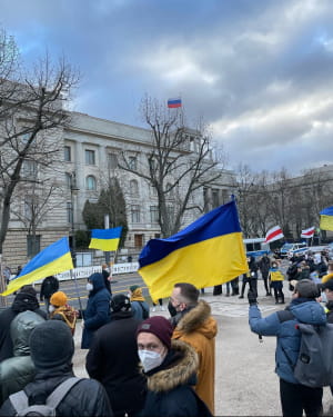 В Берлине украинская община пикетировала посольство РФ