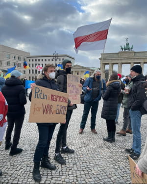 В Берлине украинская община пикетировала посольство РФ