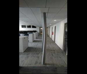 Стовп на 1-му поверсі 7-поверхового будинку