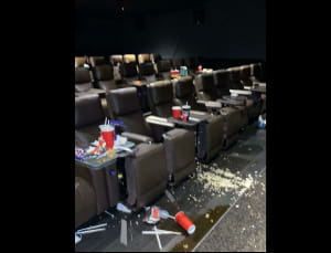 Жахливий зал після сеансу в кіно