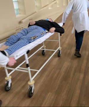 В госпиталь в Киев доставили раненых бойцов