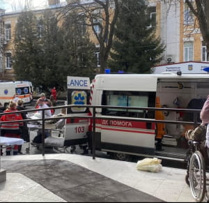 В госпиталь в Киев доставили раненых бойцов
