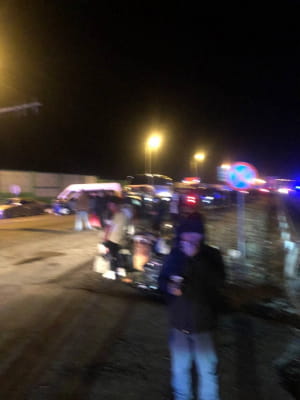 Польща, після пункту пропуску. Волонтери зустрічають, годують та дають воду